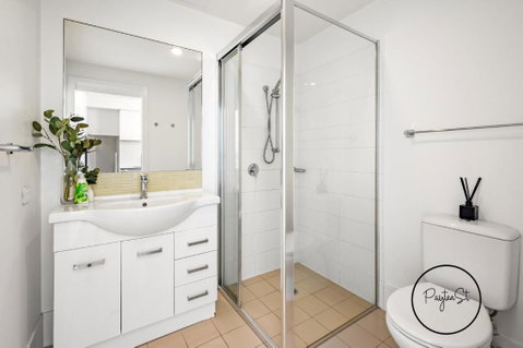 Perfect Penthouse - WiFi Included - Food Delivery Shop 1