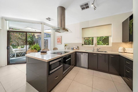 Petal And Bloom - 3BR Family CBD - Food Delivery Shop 1