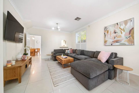 Petal And Bloom - 3BR Family CBD - Food Delivery Shop 3