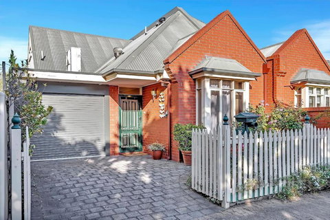 Picket Fence Cottage - Steps From Adelaide Oval - Food Delivery Shop 0