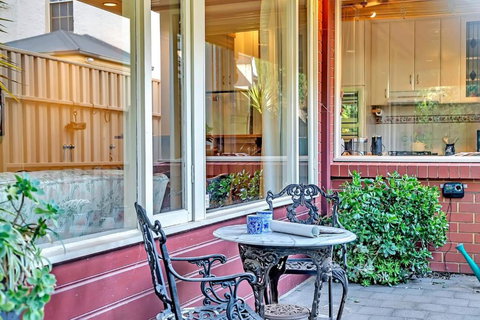 Picket Fence Cottage - Steps From Adelaide Oval - Food Delivery Shop 1