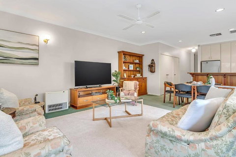 Picket Fence Cottage - Steps From Adelaide Oval - Food Delivery Shop 3
