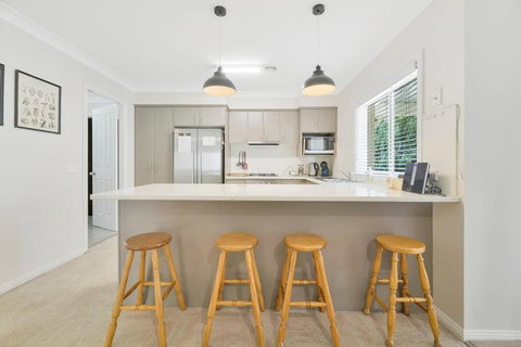 Piper St - CBD, Cosy Escape - Food Delivery Shop 3