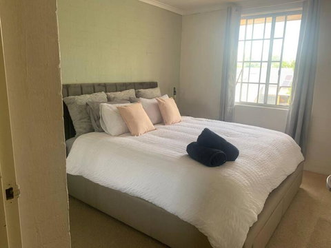 Plush 2 Bedroom Apartment Kingston - Food Delivery Shop 1
