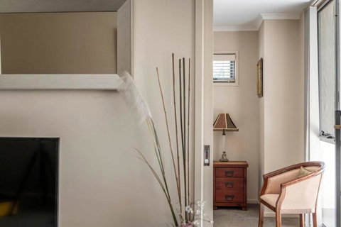 Quiet Apartment In Braddon ACT - Food Delivery Shop 1