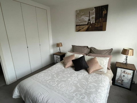 Radiance - Chic Fitzroy Street Apartment - Food Delivery Shop 1
