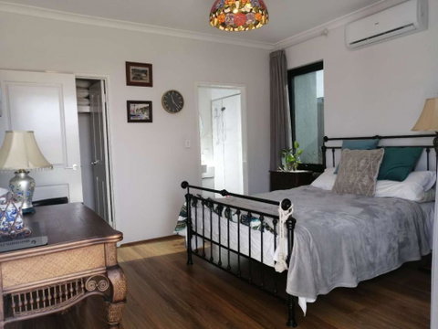 Private & Cosy! Master Bedroom In Perth With Garden View - Food Delivery Shop 2