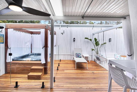 Private Outdoor Spa, Fire Pit - THE RETREAT COOLUM BEACH - Food Delivery Shop 1