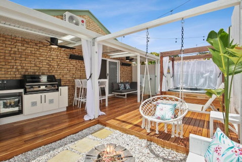 Private Outdoor Spa, Fire Pit - THE RETREAT COOLUM BEACH - Food Delivery Shop 2