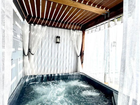 Private Outdoor Spa, Fire Pit - THE RETREAT COOLUM BEACH - Food Delivery Shop 3