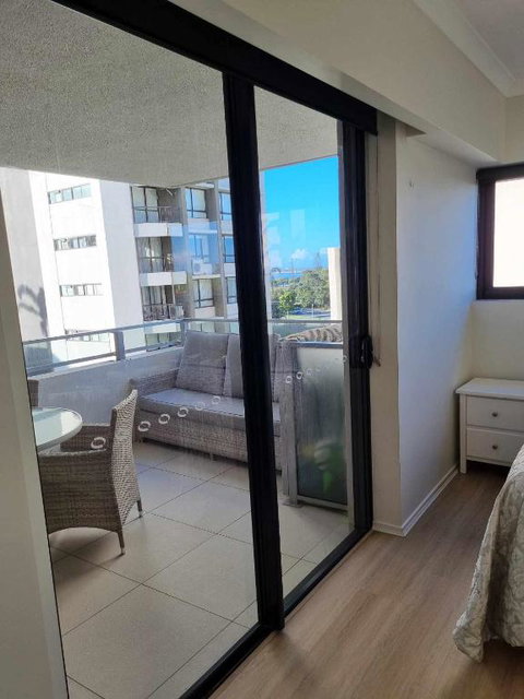 Private Bedroom And Bathroom In A Shared Apartment - Food Delivery Shop 0