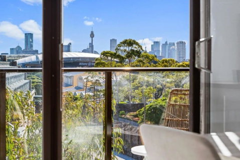 Prime Location 2-Bed Apartment With Parking - Food Delivery Shop 0