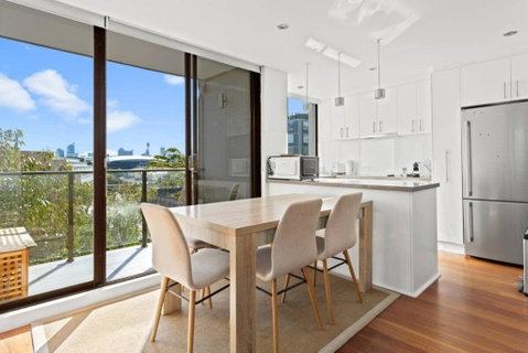 Prime Location 2-Bed Apartment With Parking - Food Delivery Shop 1