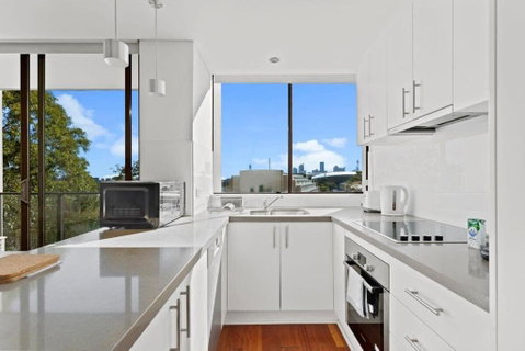 Prime Location 2-Bed Apartment With Parking - Food Delivery Shop 3