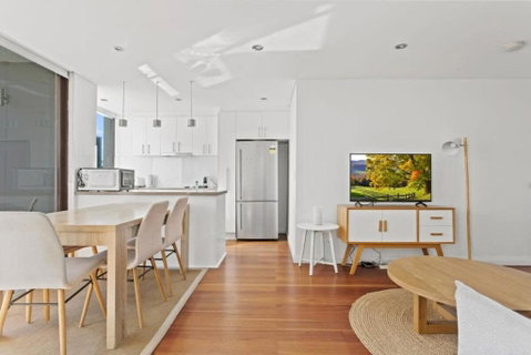 Prime Location 2-Bed Apartment With Parking - Food Delivery Shop 2