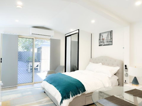 Private, Local Living Studio In Mascot, Airport - Food Delivery Shop 0