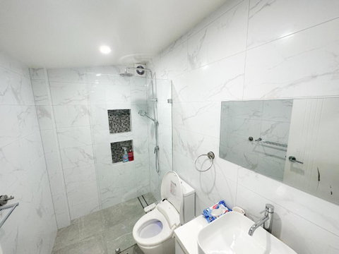 Private, Local Living Studio In Mascot, Airport - Food Delivery Shop 1