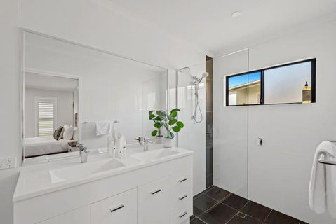 Private Mudjimba Beach Abode - Food Delivery Shop 2