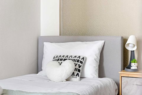 Private Single Room - Conveniently Located At Glebe - Shared Bathroom - Food Delivery Shop 1
