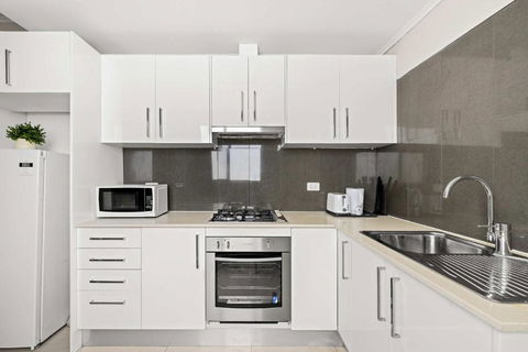 Private Single Room - Conveniently Located At Glebe - Shared Bathroom - Food Delivery Shop 3