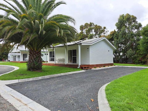 Prom Port Holiday Cottages - Wilsons Prom, Port Welshpool, Whale Watching - Food Delivery Shop 1