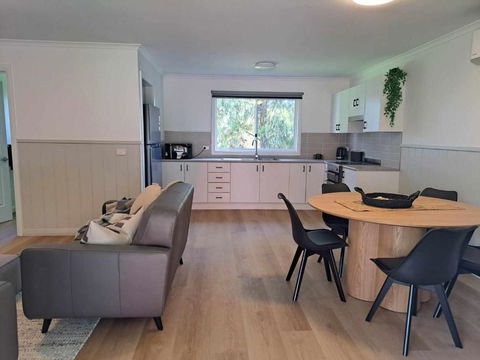 Prom Port Holiday Cottages - Wilsons Prom, Port Welshpool, Whale Watching - Food Delivery Shop 2