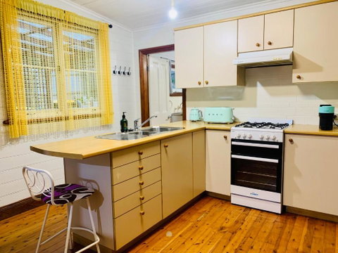 Quarryman Cottage @ 102 - Food Delivery Shop 3