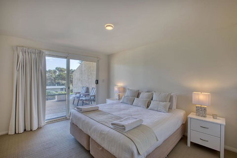 Quarterdeck Apartment - Food Delivery Shop 2