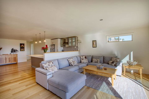 Quarterdeck Apartment - Food Delivery Shop 1