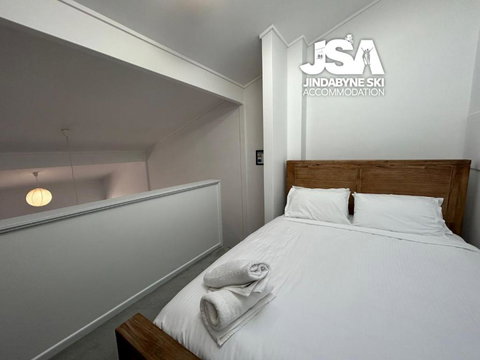 Razorback 4 - Pet Food Australia 0