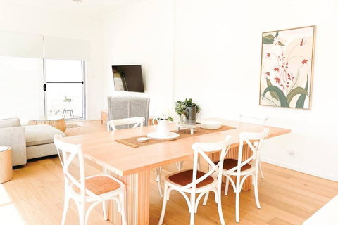 Red Brick Central Retreat - Food Delivery Shop 0