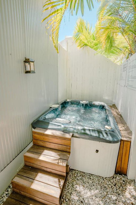 Private Outdoor Spa, Fire Pit, Cinema Room - THE COTTAGE COOLUM BEACH - Food Delivery Shop 0