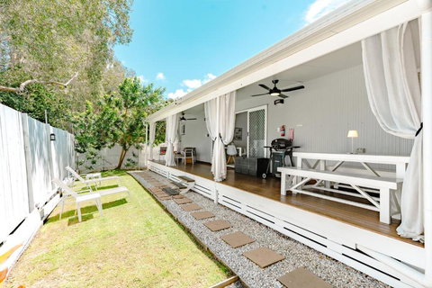 Private Outdoor Spa, Fire Pit, Cinema Room - THE COTTAGE COOLUM BEACH - Food Delivery Shop 3