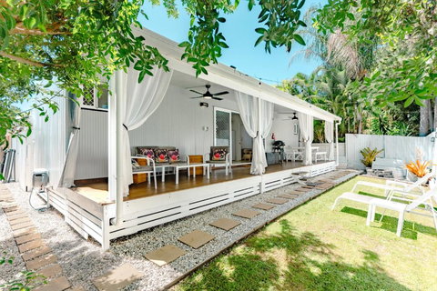 Private Outdoor Spa, Fire Pit, Cinema Room - THE COTTAGE COOLUM BEACH - Food Delivery Shop 2