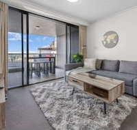 AU1 - Long Stay w Balcony RiverViews Fast WiFi - Food Delivery Shop