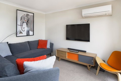 Avalanche 6 - Sophisticated Style &modern Comfort With A Central Location - Food Delivery Shop 3