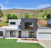 Balcony to Bogong - modern house ten minute stroll to town - Food Delivery Shop