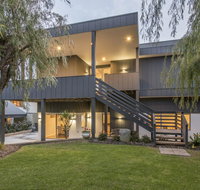 Bay View Retreat - Stunning Ocean Views and 300 metres To Beach - Food Delivery Shop