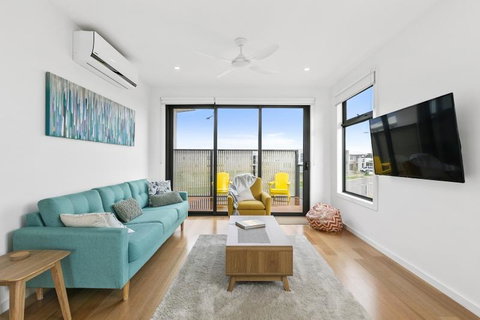 Beach & Golf Stays, Australia - Food Delivery Shop 0