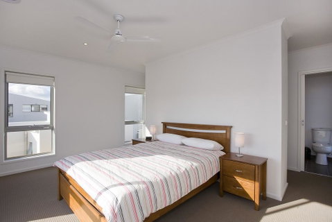 Beach & Golf Stays, Australia - Food Delivery Shop 3