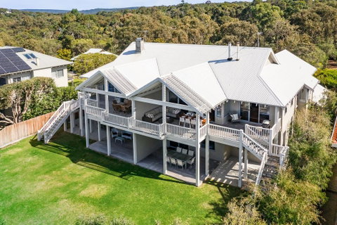 Beachfront On Eagle Bay - Food Delivery Shop 1