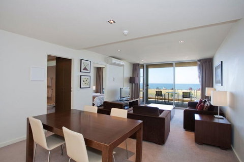 Beachfront Resort Torquay, Australia - Food Delivery Shop 3