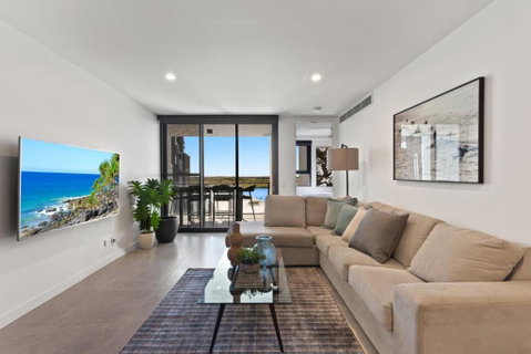 Riverfront 2-Bed With Pool, Sauna, Gym & Views - Food Delivery Shop 0