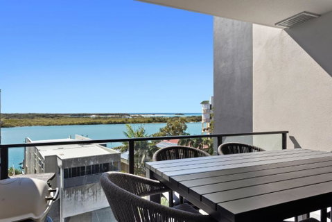 Riverfront 2-Bed With Pool, Sauna, Gym & Views - Food Delivery Shop 1