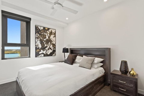 Riverfront 2-Bed With Pool, Sauna, Gym & Views - Food Delivery Shop 2