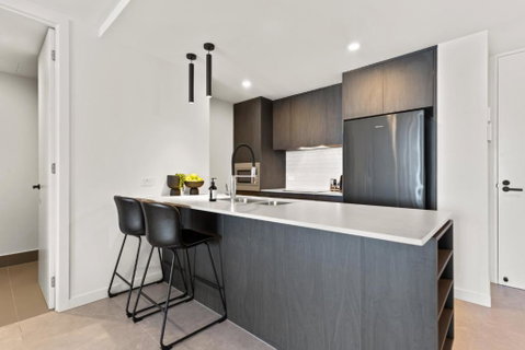 Riverfront 2-Bed With Pool, Sauna, Gym & Views - Food Delivery Shop 3