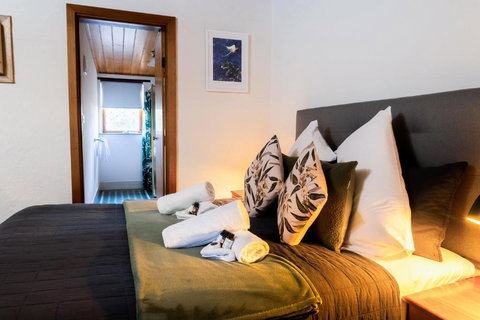 Reillys Wines Heritage Cottages - Food Delivery Shop 3