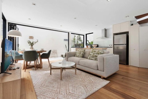 Relaxed Beachside Townhouse - Food Delivery Shop 0