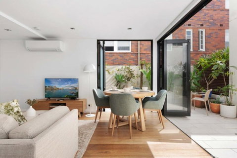 Relaxed Beachside Townhouse - Food Delivery Shop 1