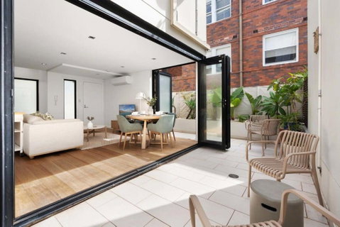 Relaxed Beachside Townhouse - Food Delivery Shop 2